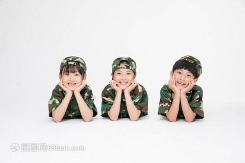 兒童身穿迷彩服