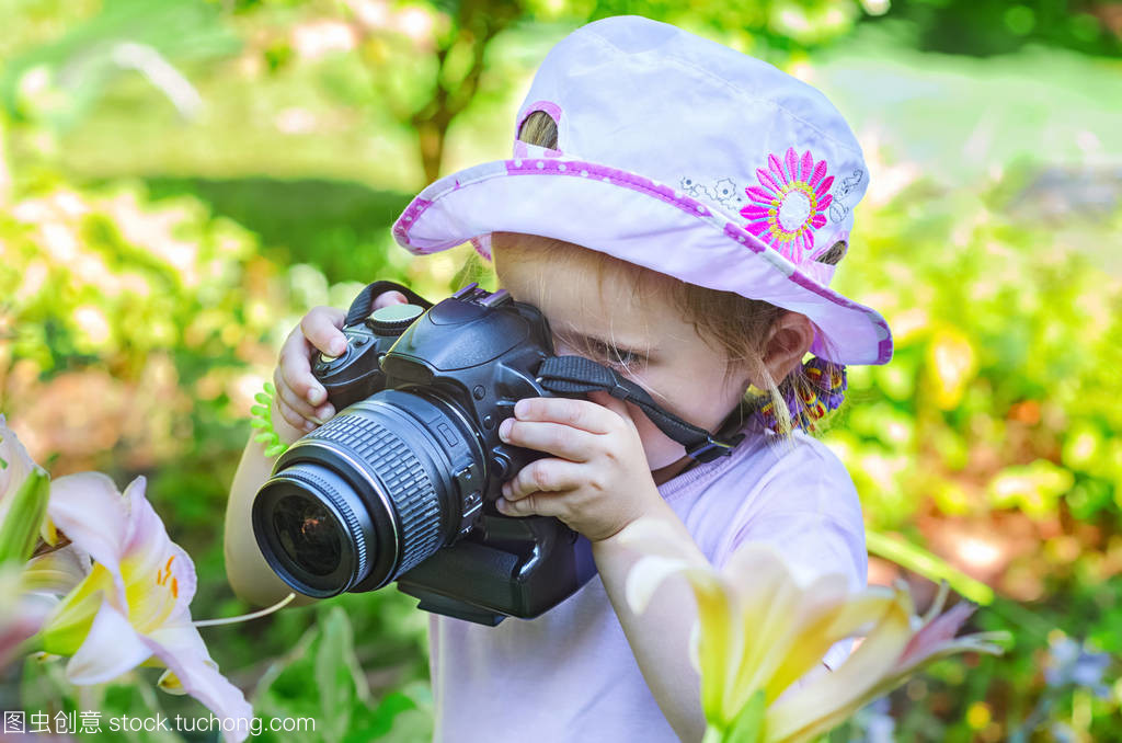 拍攝花朵的小女孩